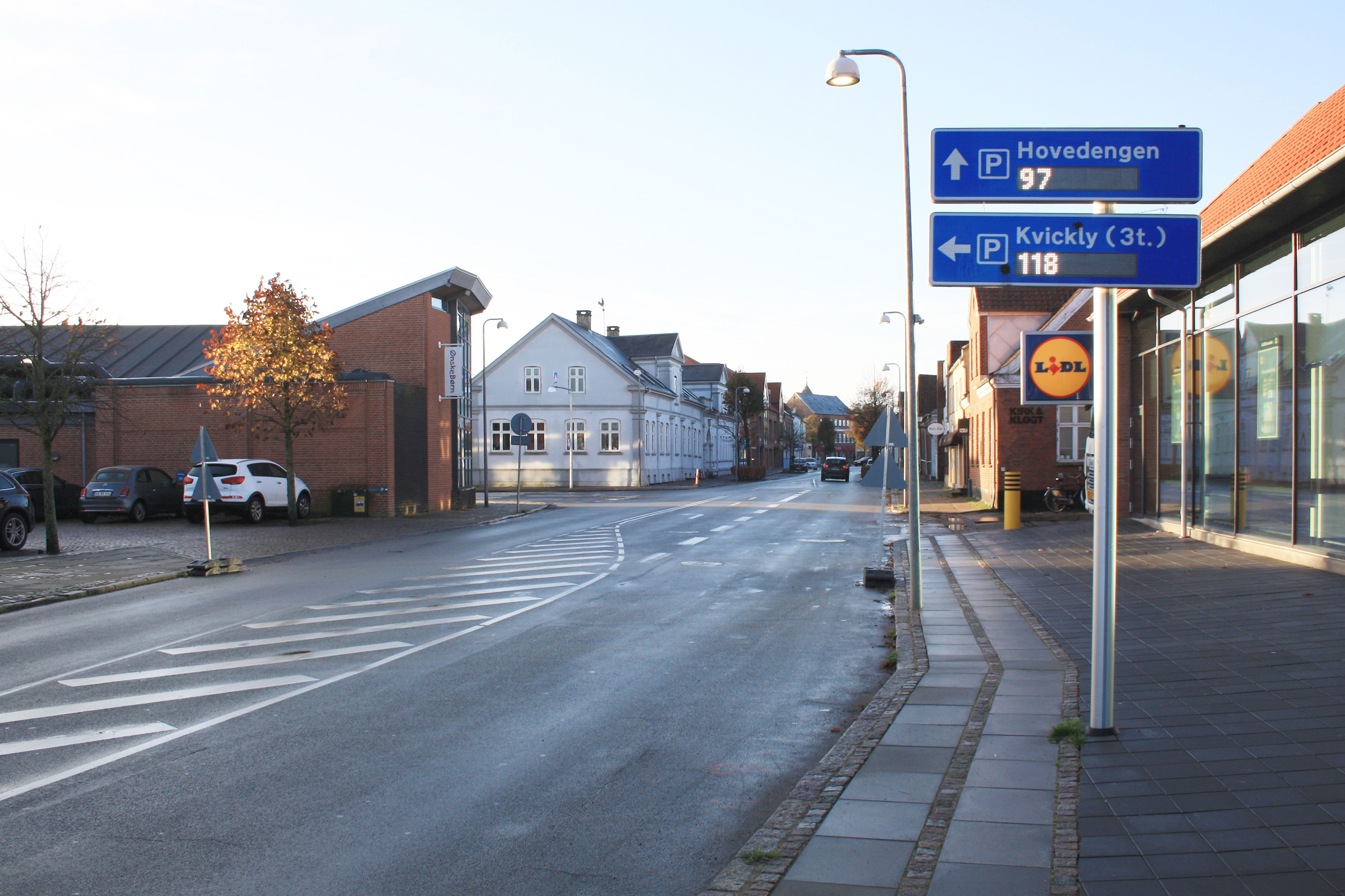 Ankomsten til Ribe fra nord, via Saltgade, er i dag karakteriseret af brede asfaltveje, diverse store skilte og supermarkeder.